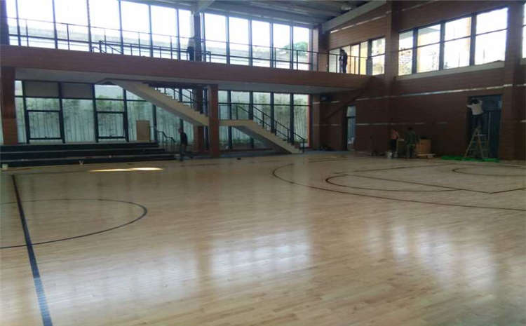 五角楓羽毛球館木地板廠家哪家好？