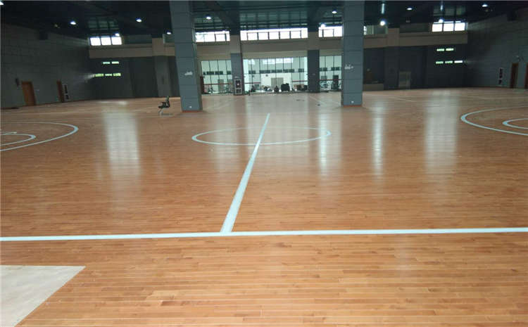 選購籃球場實木運動地板該如何判斷面板質量？
